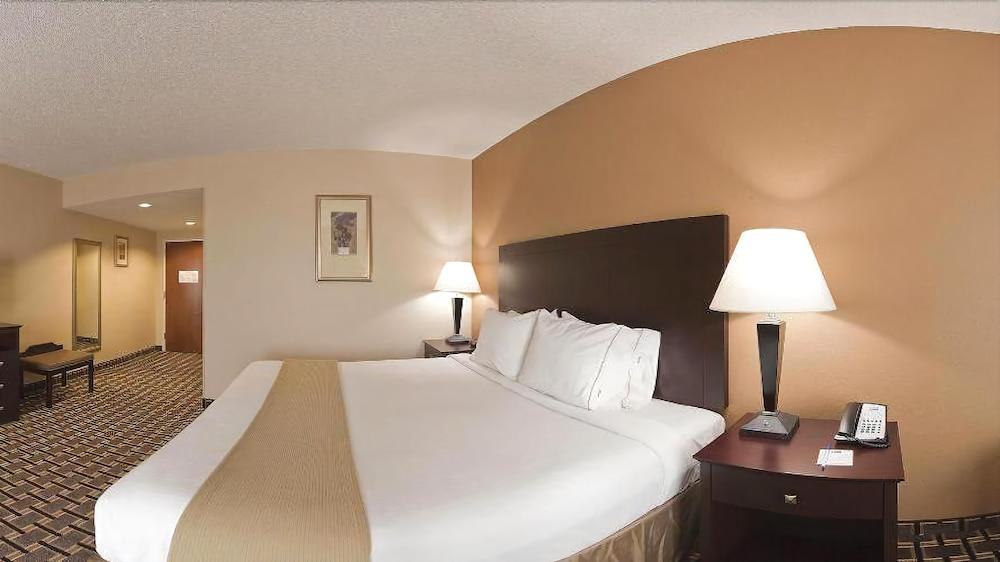 Holiday Inn Express Pembroke By Ihg Екстериор снимка