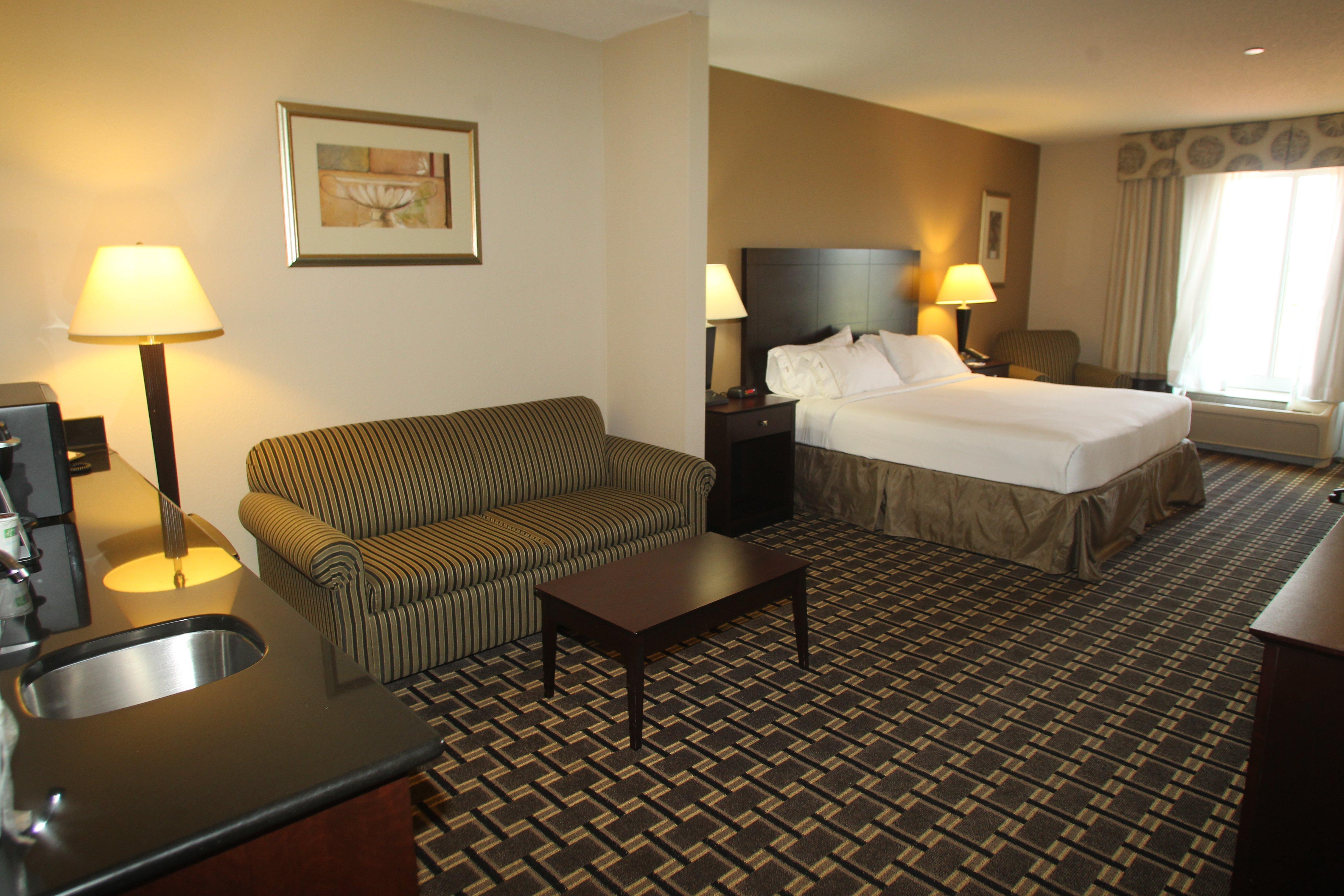 Holiday Inn Express Pembroke By Ihg Екстериор снимка