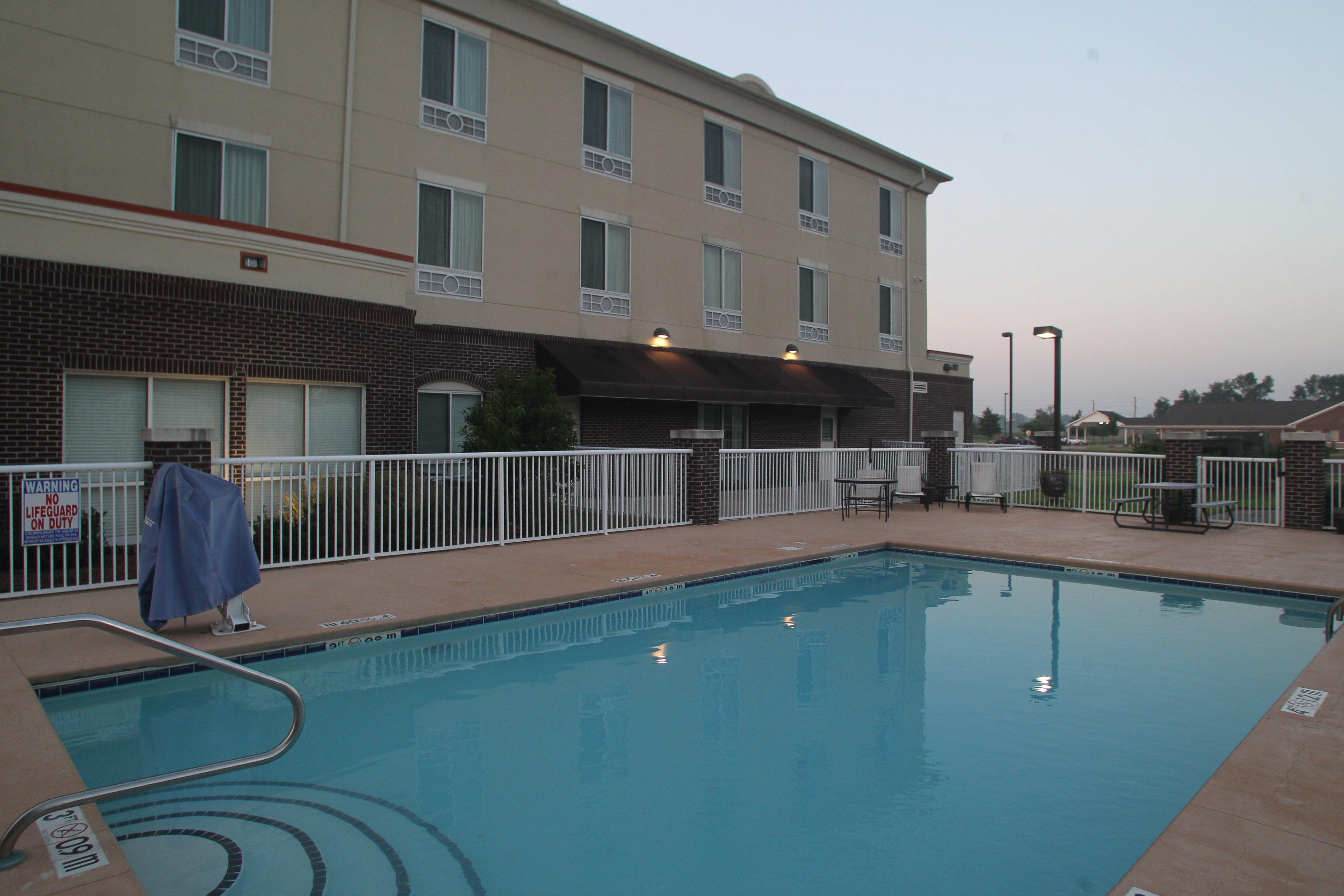 Holiday Inn Express Pembroke By Ihg Екстериор снимка