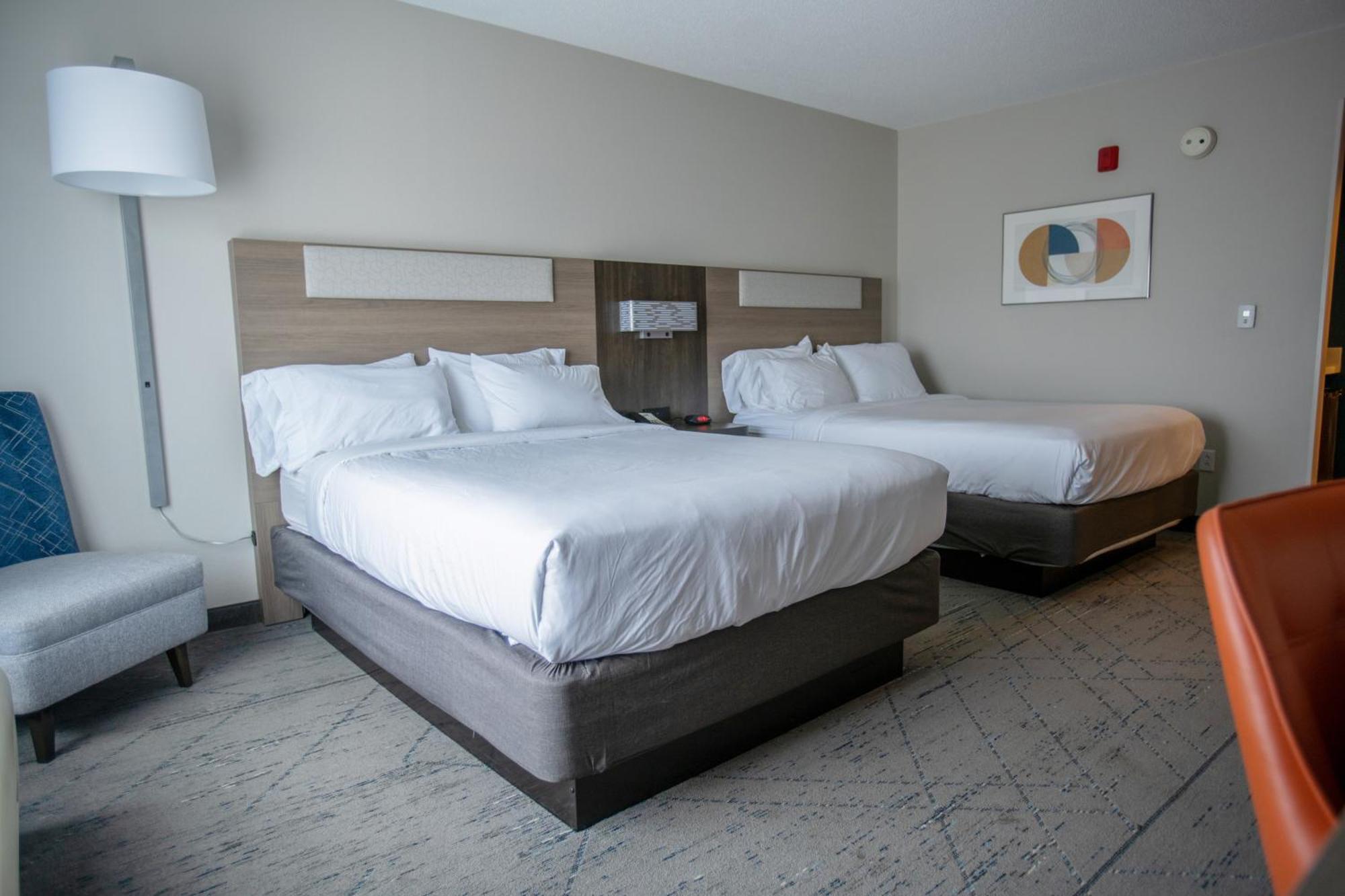 Holiday Inn Express Pembroke By Ihg Екстериор снимка