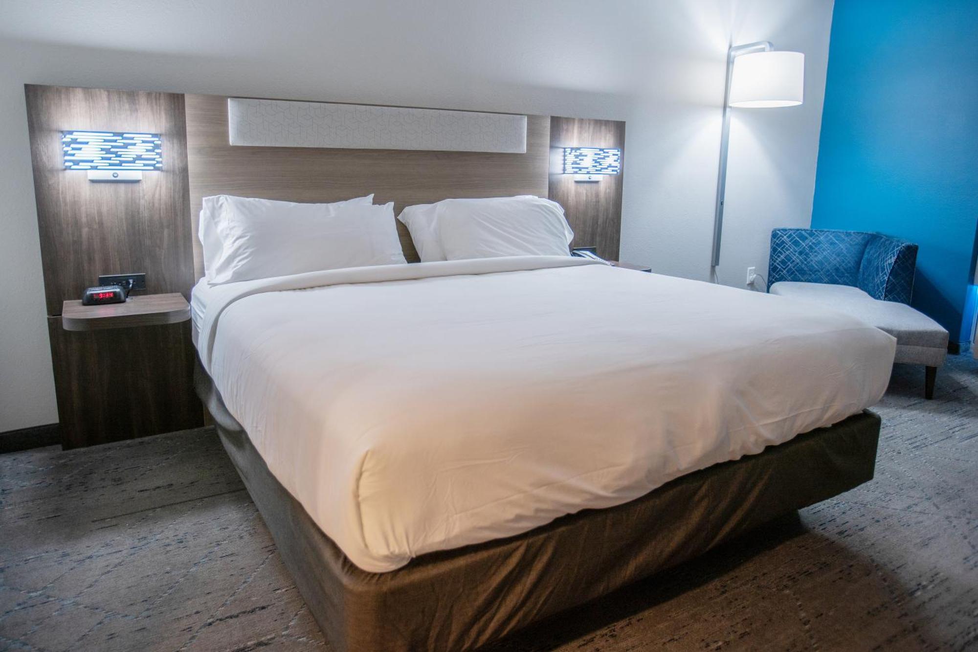 Holiday Inn Express Pembroke By Ihg Екстериор снимка