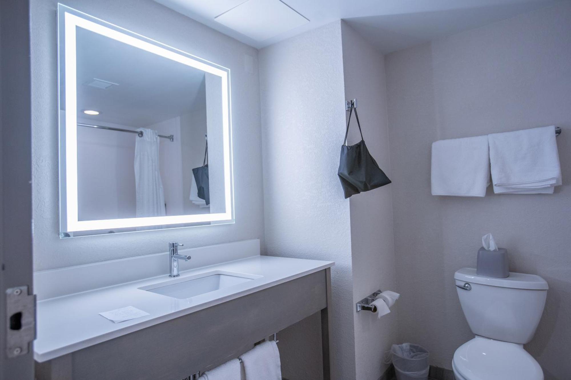 Holiday Inn Express Pembroke By Ihg Екстериор снимка