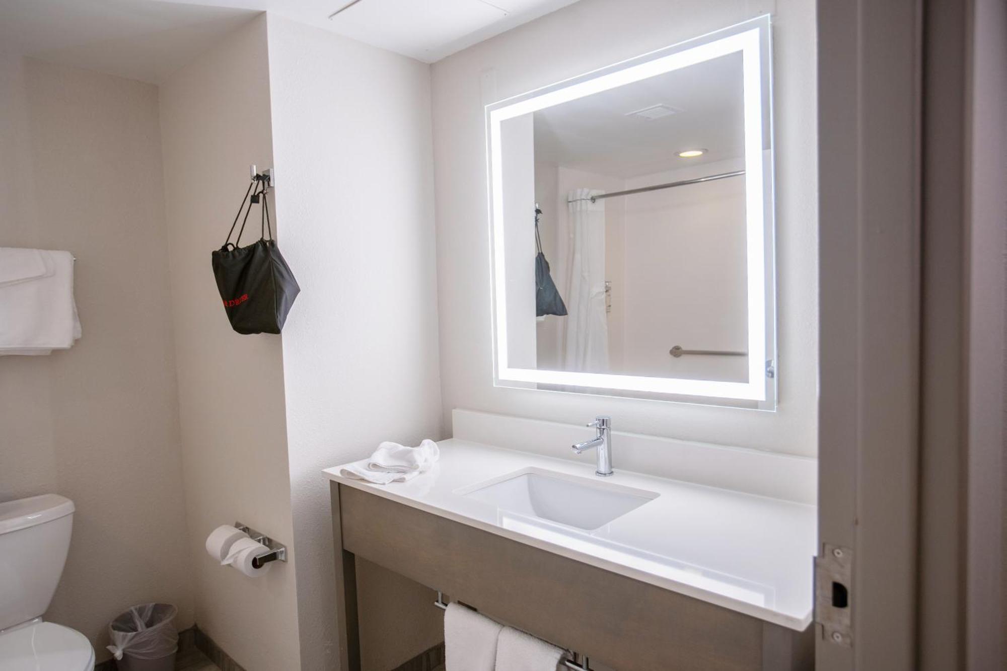 Holiday Inn Express Pembroke By Ihg Екстериор снимка