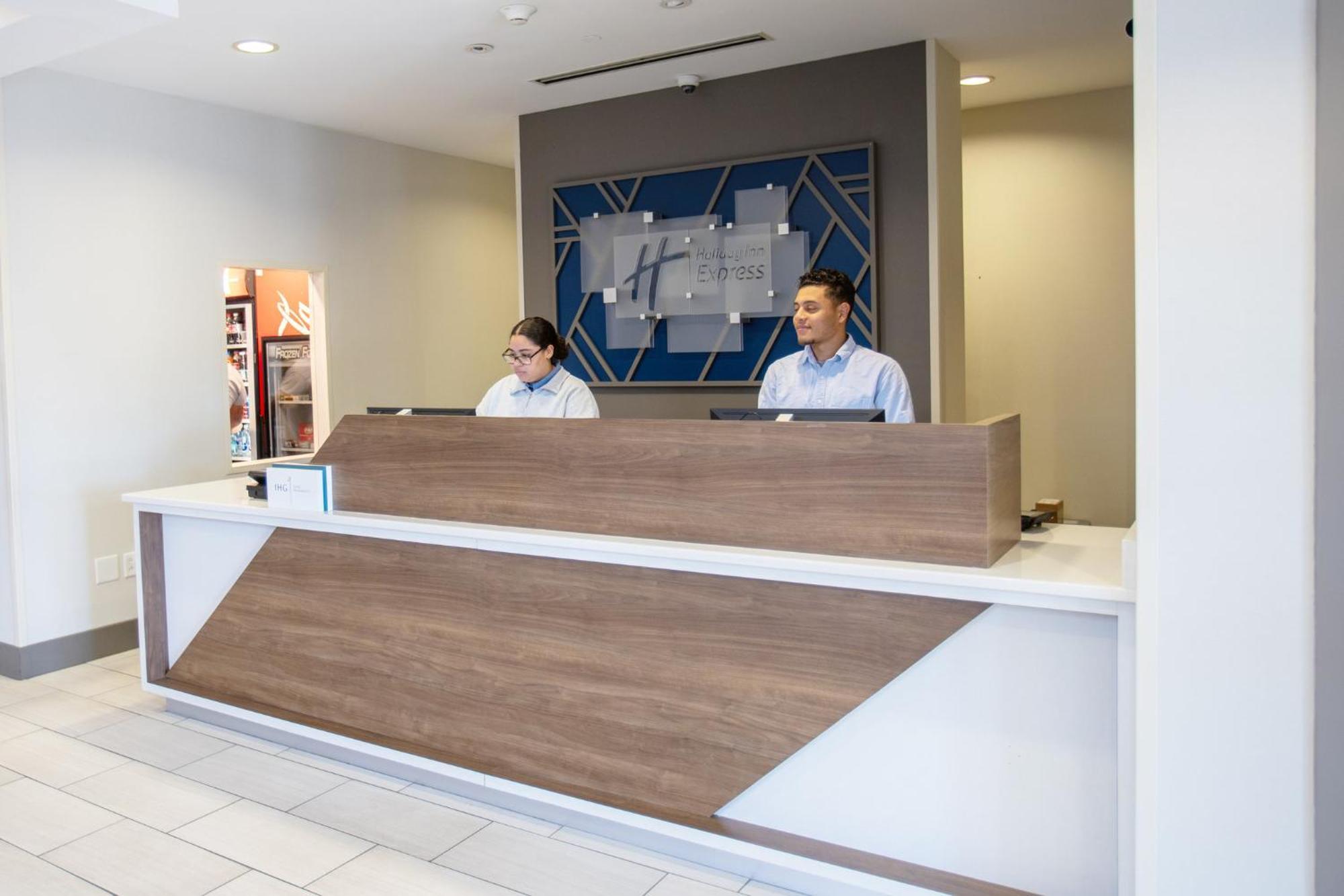 Holiday Inn Express Pembroke By Ihg Екстериор снимка