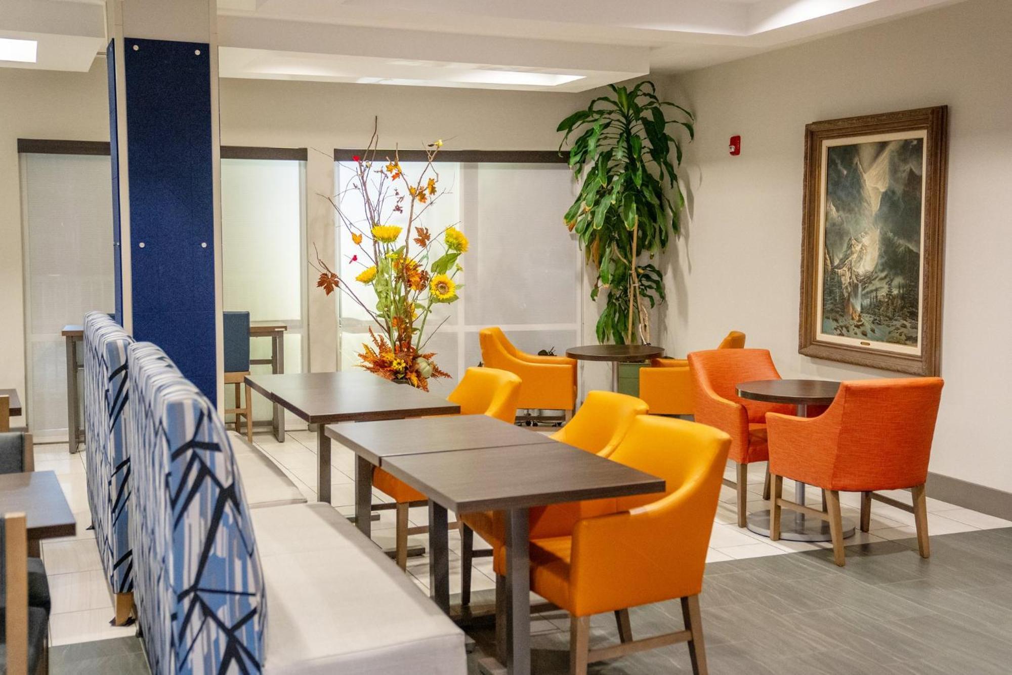 Holiday Inn Express Pembroke By Ihg Екстериор снимка
