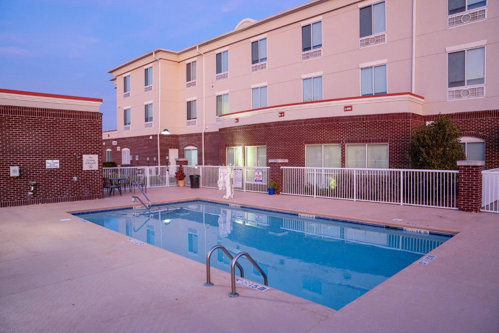Holiday Inn Express Pembroke By Ihg Екстериор снимка