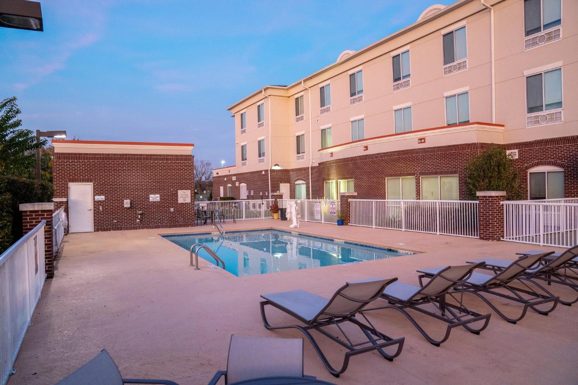 Holiday Inn Express Pembroke By Ihg Екстериор снимка
