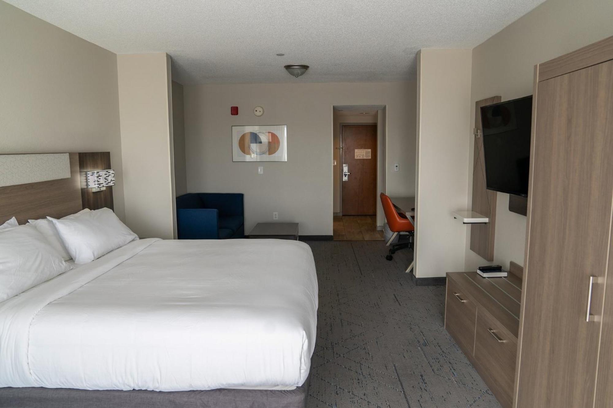Holiday Inn Express Pembroke By Ihg Екстериор снимка