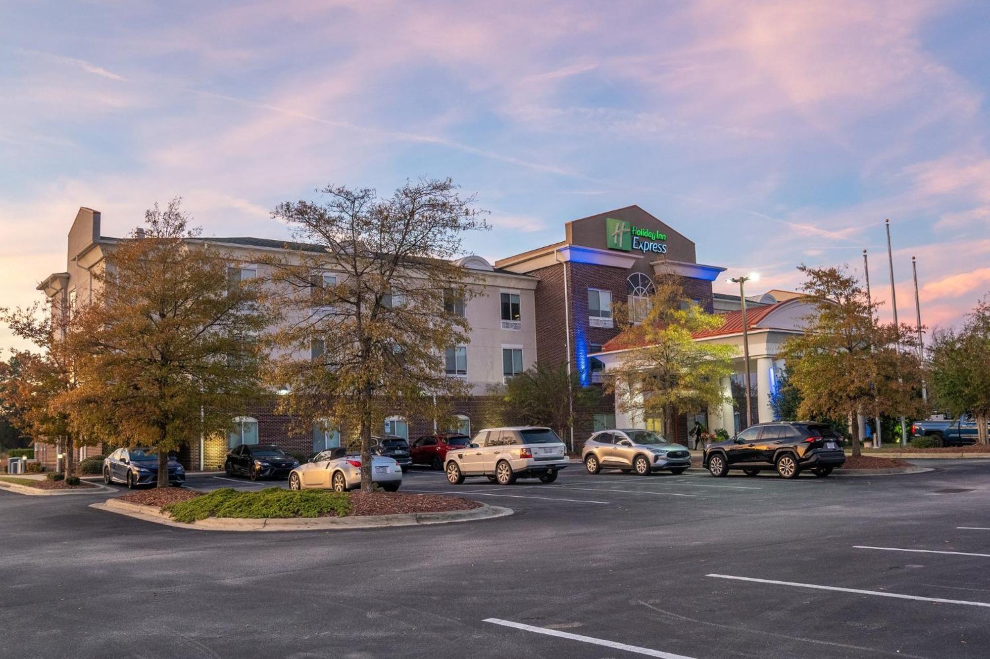 Holiday Inn Express Pembroke By Ihg Екстериор снимка