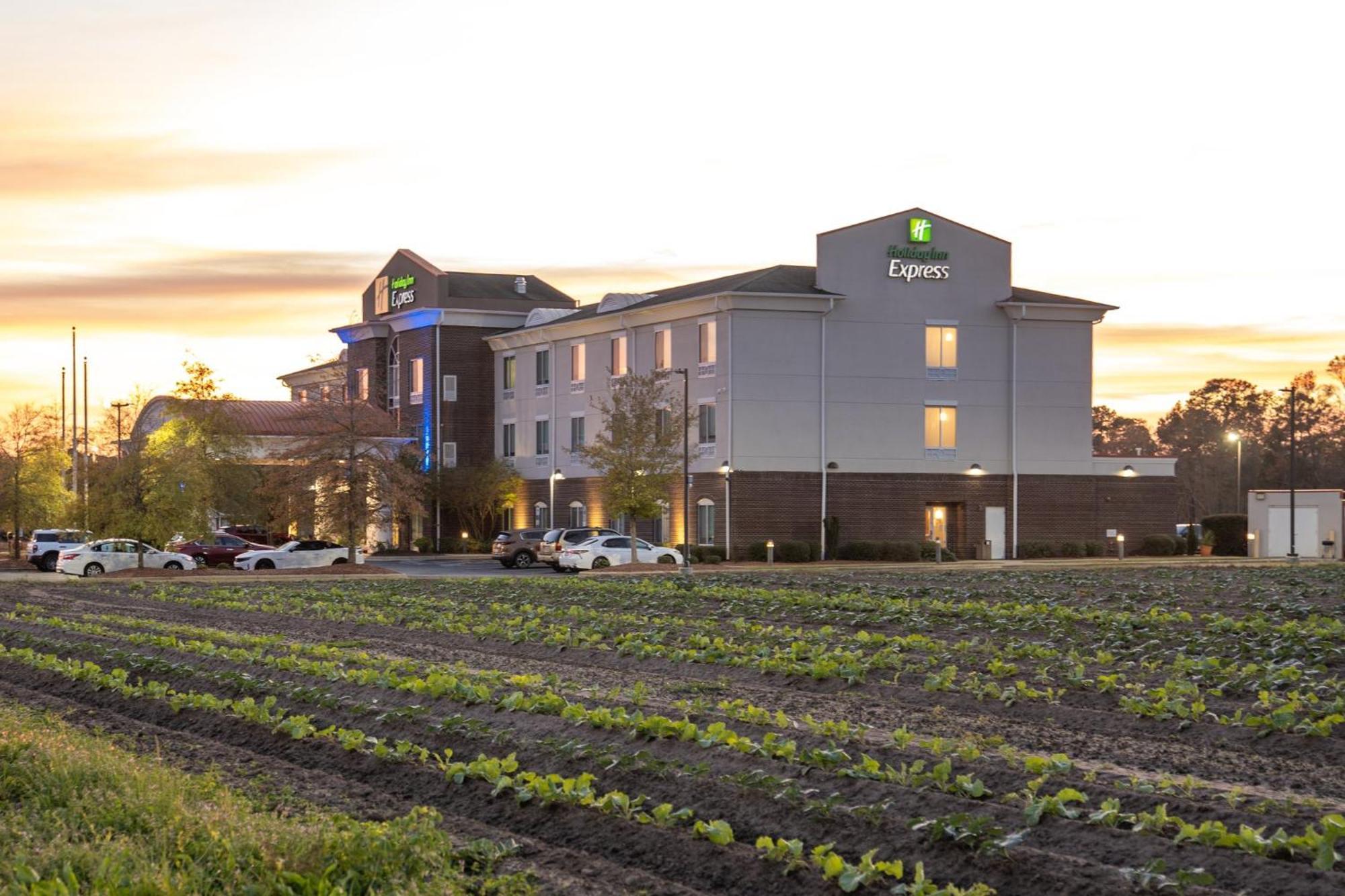 Holiday Inn Express Pembroke By Ihg Екстериор снимка