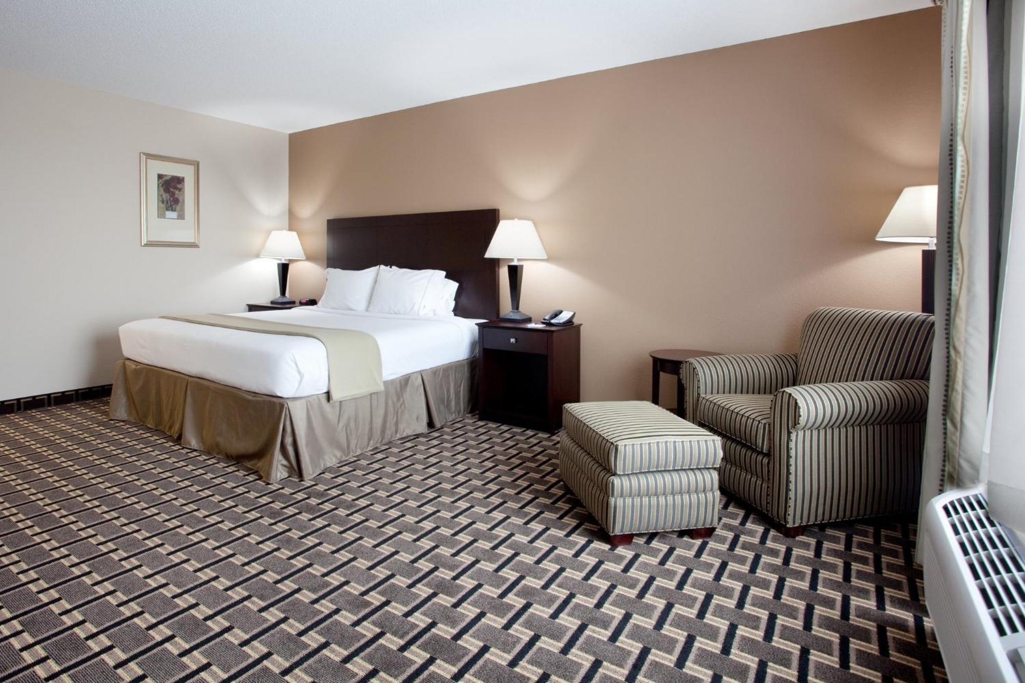Holiday Inn Express Pembroke By Ihg Екстериор снимка