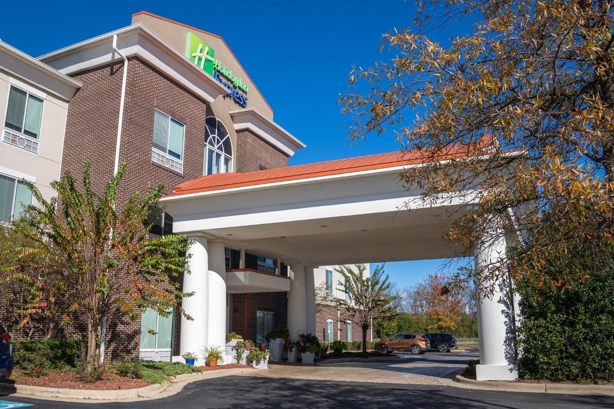 Holiday Inn Express Pembroke By Ihg Екстериор снимка