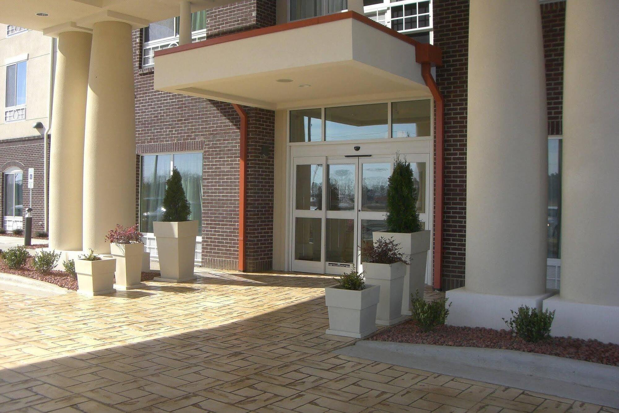 Holiday Inn Express Pembroke By Ihg Екстериор снимка